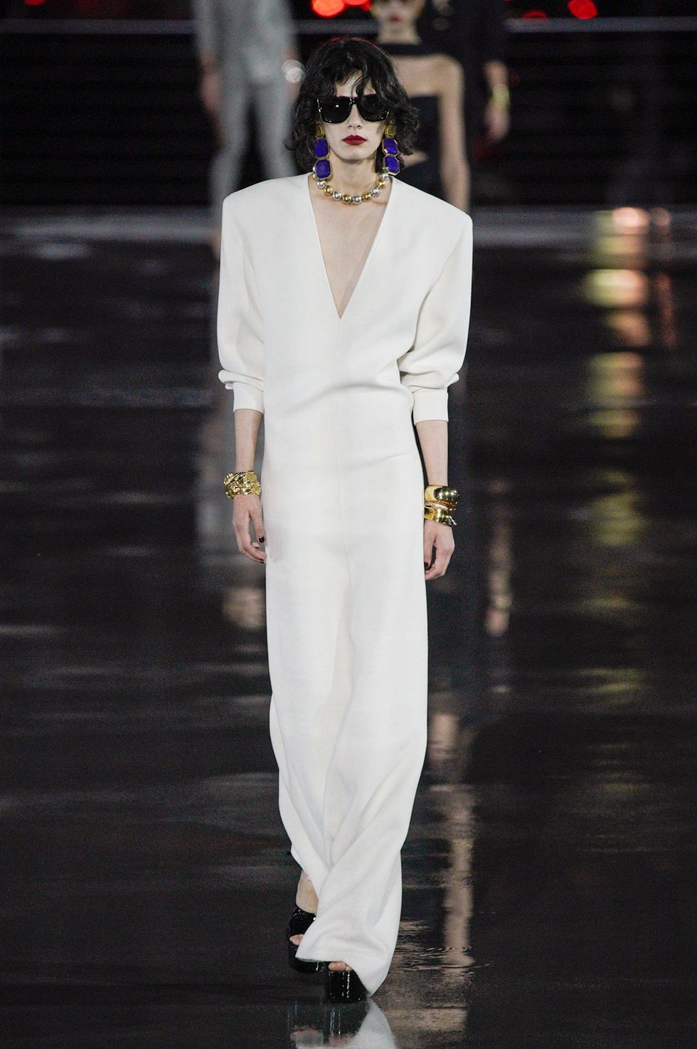 Saint Laurent trở lại sàn diễn với bối cảnh tháp Eiffel quen thuộc - 1