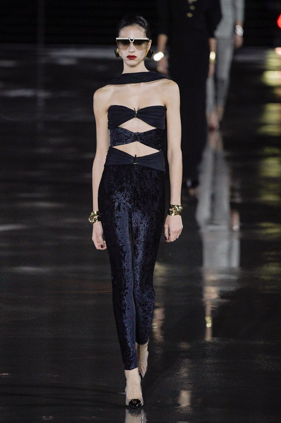 Saint Laurent trở lại sàn diễn với bối cảnh tháp Eiffel quen thuộc - 2