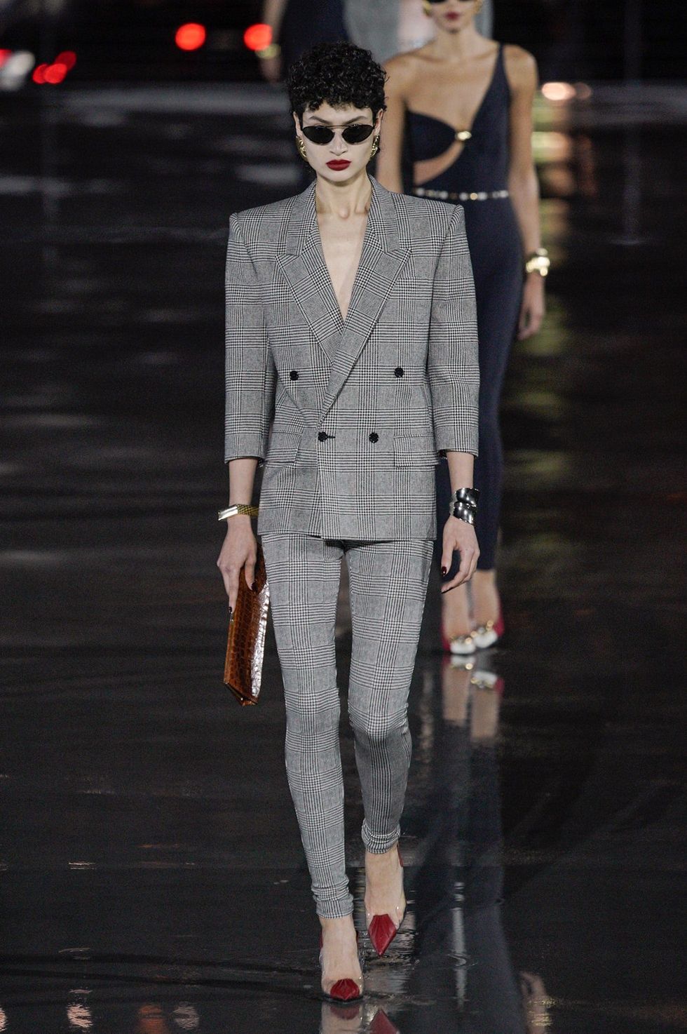 Saint Laurent trở lại sàn diễn với bối cảnh tháp Eiffel quen thuộc - 3