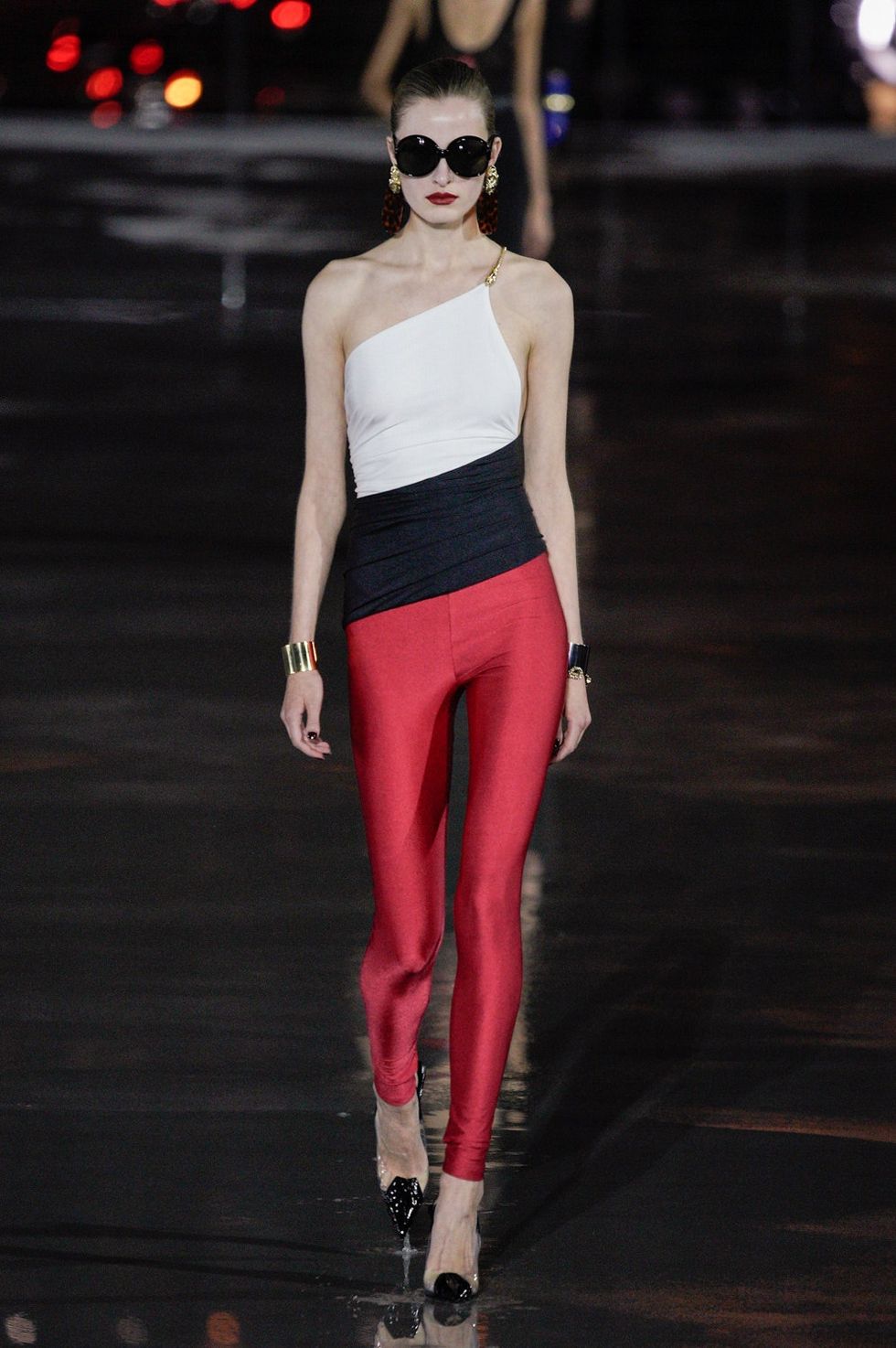 Saint Laurent trở lại sàn diễn với bối cảnh tháp Eiffel quen thuộc - 6