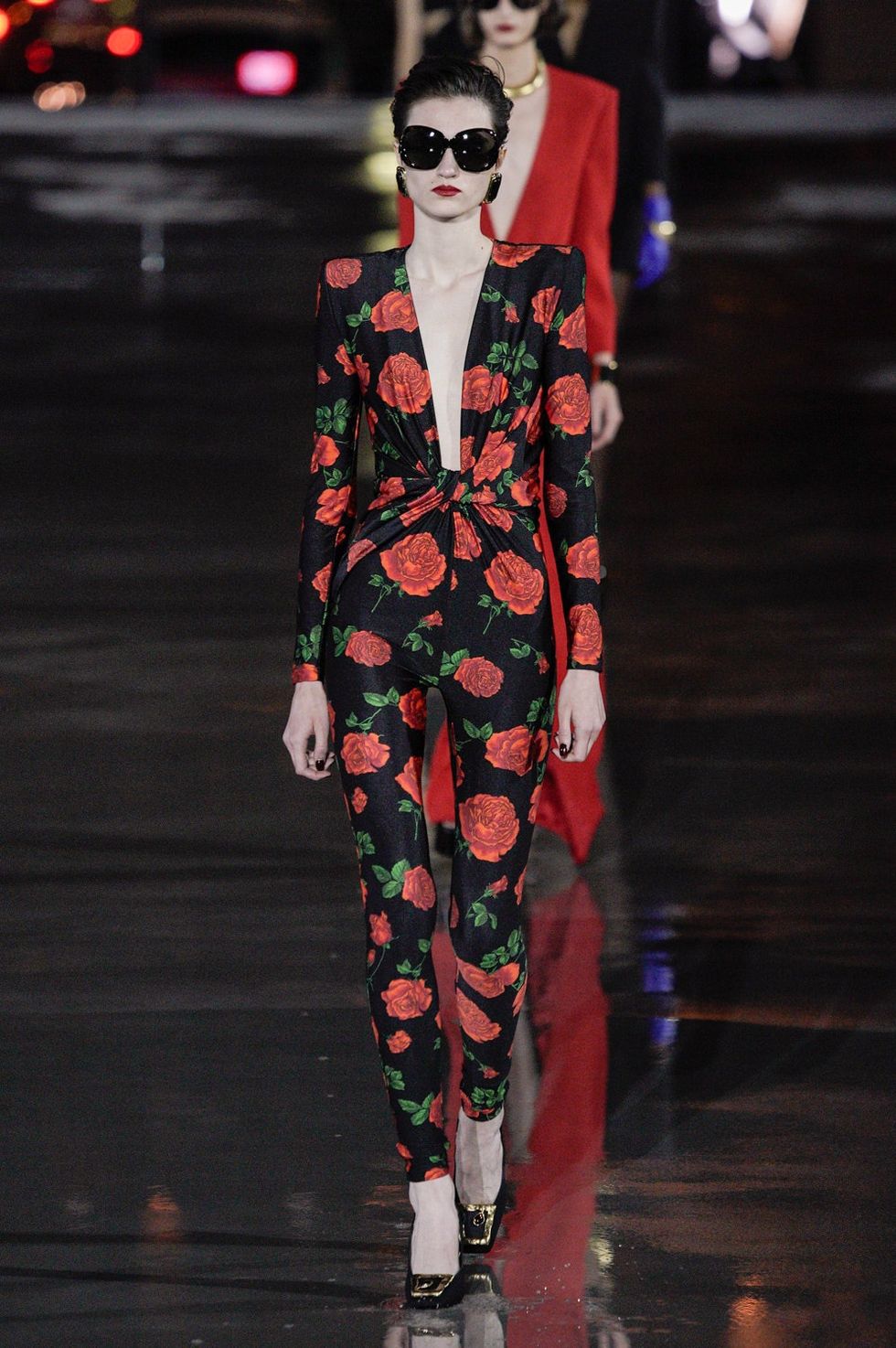 Saint Laurent trở lại sàn diễn với bối cảnh tháp Eiffel quen thuộc - 5