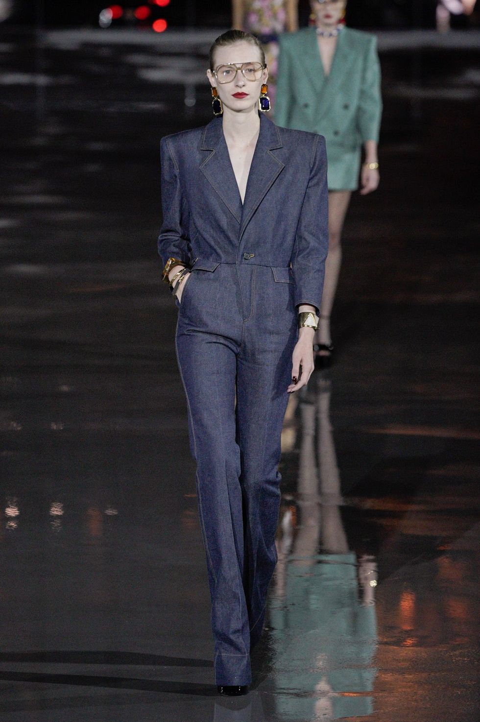 Saint Laurent trở lại sàn diễn với bối cảnh tháp Eiffel quen thuộc - 4