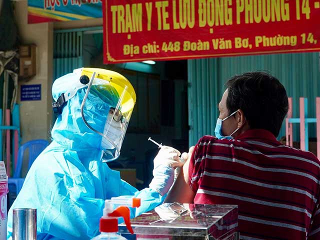 Tổ chức tiêm vắc xin cho người dân tại quận 4
