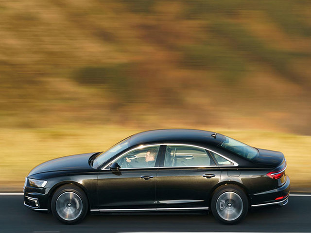 Tin tức ô tô - Audi A8 đi qua đoạn đường xấu "mượt" đến bất ngờ