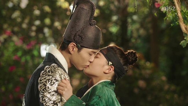 Tình khúc ánh trăng là bộ phim đầu tiên sao nhí họ Kim đóng cảnh hôn với đàn anh Park Bo Gum. Khi đóng phim, Kim Yoo Jung mới 17 tuổi. 
