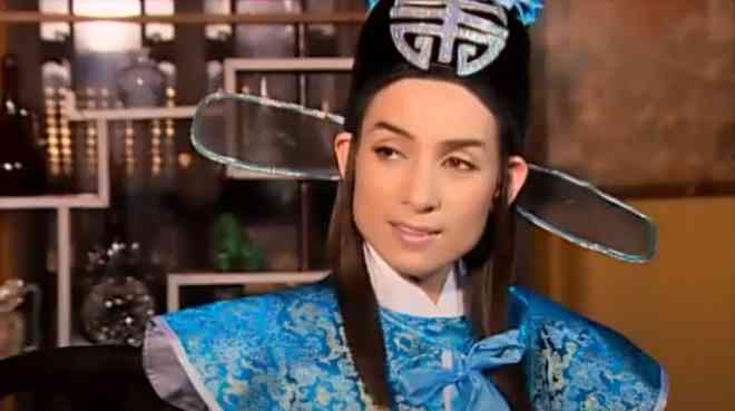 Nữ ca sĩ giả trai đóng vai "Mạnh Lệ
Quân" trong trích đoạn vở tuồng cùng tên