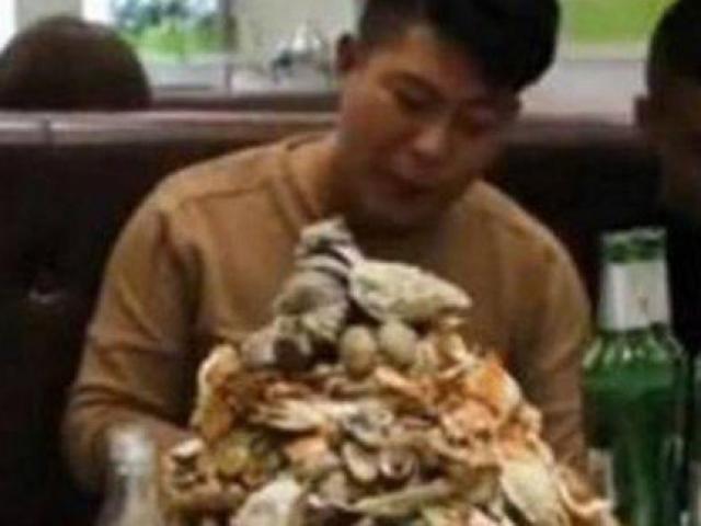 Bạn trẻ - Cuộc sống - Nam thanh niên ăn buffet 6 tiếng chưa no, cuối cùng nhận được món "quà" bất ngờ từ chủ nhà hàng