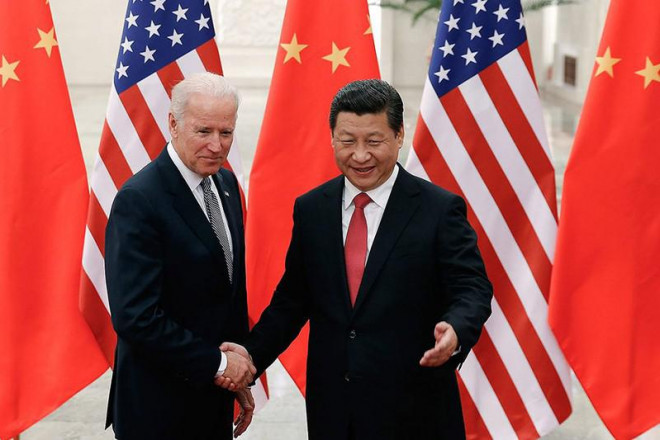 Chủ tịch Tập Cận Bình (phải) tiếp đón Tổng thống Joe Biden (trái - lúc này còn là phó tổng thống) thăm Trung Quốc hồi tháng 12-2013. Ảnh: AP