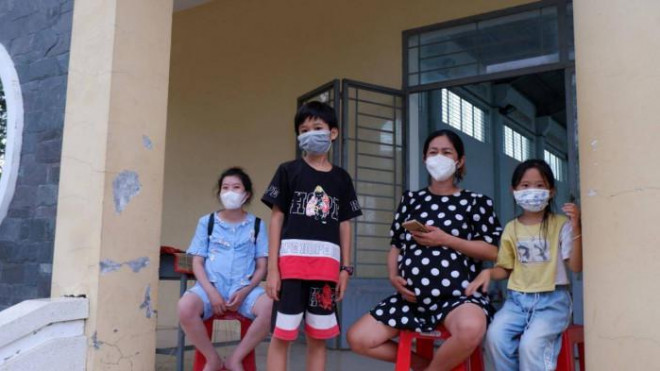 Rất nhiều phụ nữ mang thai, trẻ em cùng có nguyện vọng về quê. Ảnh B.N