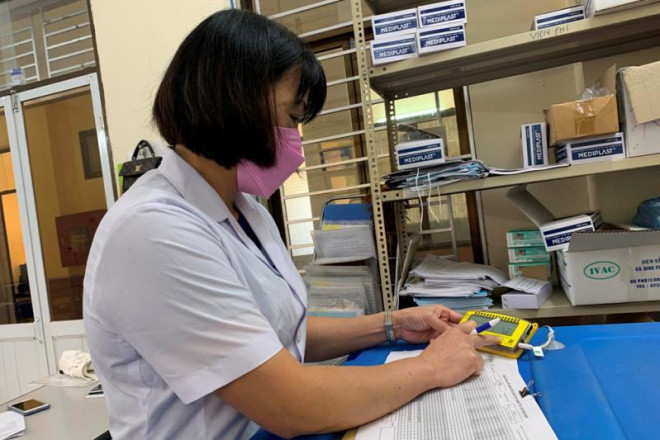 Theo dõi nhiệt độ dây chuyền lạnh bảo quản vaccine hàng ngày tại Trung tâm Kiểm soát bệnh tật tỉnh Lạng Sơn (Nguồn: Sở Y tế Lạng Sơn).