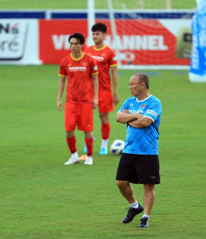 HLV Park Hang-seo suy tính chiến thuật trước khi Đội tuyển Việt Nam gặp đội Trung Quốc.