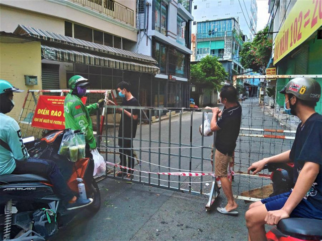 Thị trường - Tiêu dùng - ''Tiền ship tô bún bò hơn 50.000 đồng, tôi nhịn ăn sáng luôn''