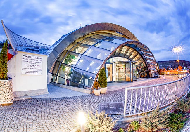Mỏ muối Salina Turda là một trong những điểm tham quan ngoạn mục nhất trên thế giới, nơi bạn có thể vui chơi trong khi chiêm ngưỡng một kỳ quan thiên nhiên thực sự.&nbsp;
