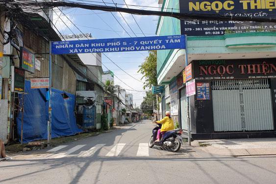 Những con hẻm ở quận Gò Vấp “lấy lại sinh khí” khi quận đã kiểm soát được dịch, gỡ phong tỏa Ảnh: GIANG NAM