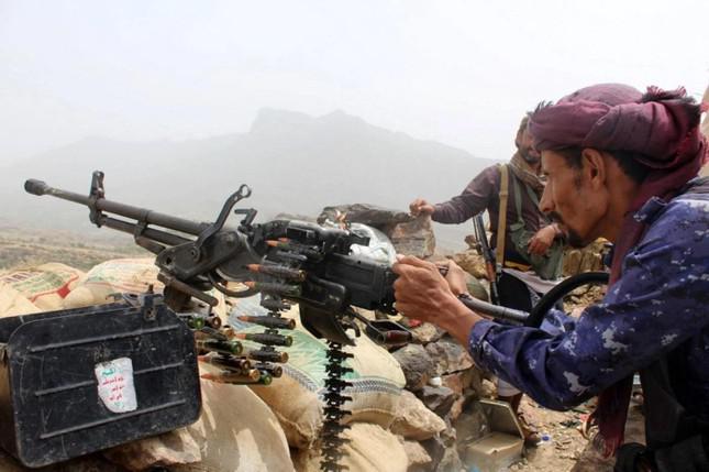 Lực lượng ủng hộ chính phủ Yemen giao tranh với các chiến binh Houthi ngày 1/7/2018. Ảnh: Getty Images.