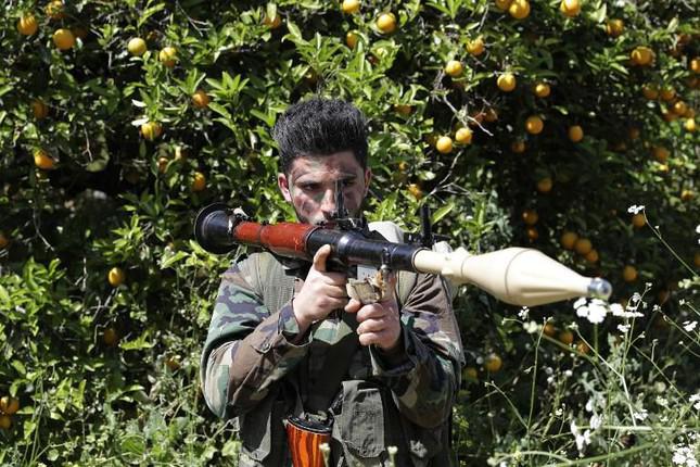 Một chiến binh Hezbollah vác súng phóng lựu chống tăng. Ảnh: Getty Images.