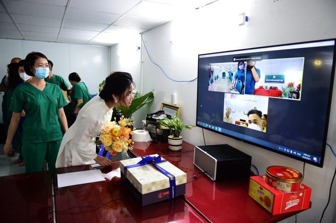 "Đám cưới online" được kết nối 3 đầu cầu Hà Nội, Nam Định và TPHCM qua màn hình.