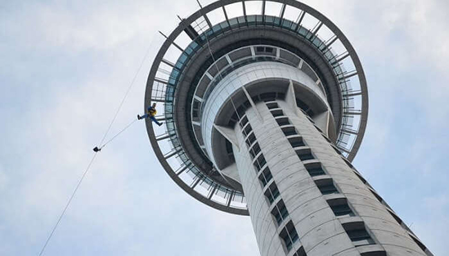 Thử thách bản thân bằng cách nhảy khỏi Sky Tower của Auckland, New Zealand: Nếu có đủ can đảm làm điều này, bạn đã biến mình thành một con chim bay trên một khu rừng bê tông. 
