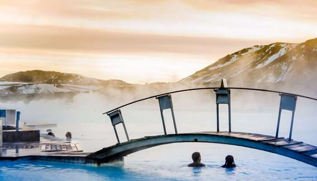 Tắm suối nước nóng ở Blue Lagoon, Iceland: Spa địa nhiệt Blue Lagoon nằm trong một cánh đồng dung nham. Với hơi nước tỏa ra từ làn nước xanh ngắt, nơi đây trông không khác gì một thiên đường trong mơ.
