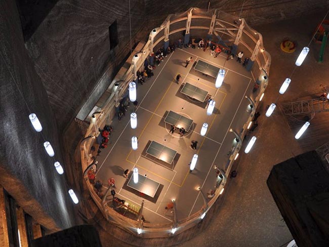 Sau khi mỏ muối Salina Turda được chuyển đổi thành một địa điểm du lịch, nó được cải tạo thành một bảo tàng khai thác mỏ. Gần đây, nó tiếp tục được chuyển đổi thành một công viên giải trí.
