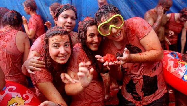 La Tomatina ở Tây Ban Nha: Ở lễ hội này, mọi người ném cà chua vào người nhau và sau đó đi đến các quán bar để thưởng thức một bữa tiệc với các món ăn ngon trong bầu không khí sôi động. 
