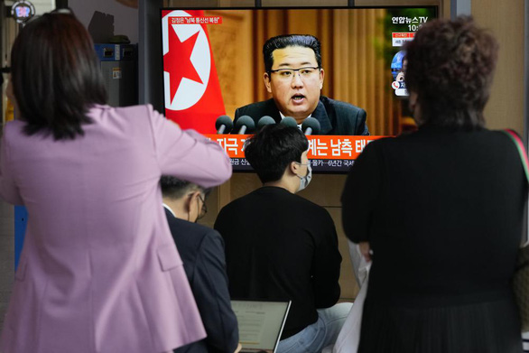 Người dân Hàn Quốc theo dõi tin tức về tuyên bố mới nhất của nhà lãnh đạo Triều Tiên Kim Jong Un.