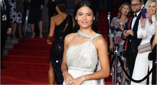 Emma Raducanu dự buổi công chiếu phim ăn khách phần mới về Siêu điệp viên 007 James Bond ở London