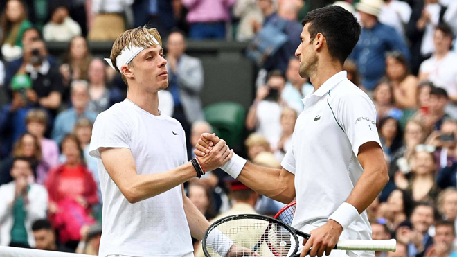 Shapovalov (trái) từng nghĩ rằng trình độ đã "ăn đứt" Djokovic khi hai tay vợt đụng độ ở Wimbledon 2021