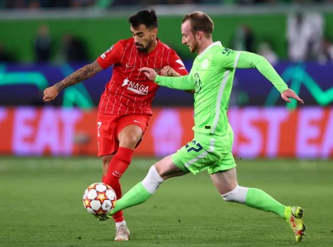 Wolfsburg (áo xanh) và Sevilla nỗ lực thi đấu