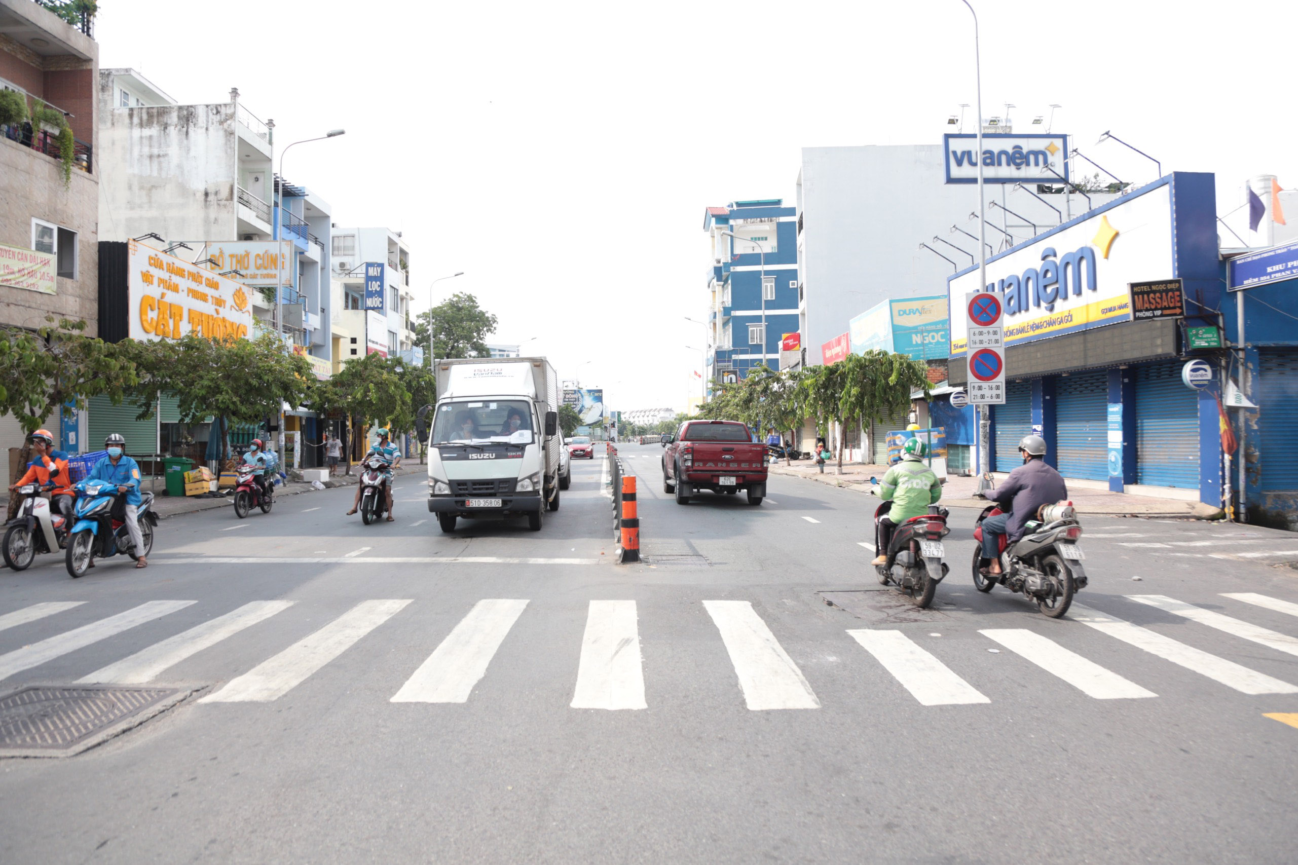 Trên các tuyến đường TP.HCM đã trở nên nhộn nhịp hơn trước. “Tôi mong chờ đường phố mình thời điểm này đã mấy tháng rồi đó. Dịch giờ đã khống chế, các rào chắn, chốt kiểm soát dịch nội đô đã được dỡ bỏ nên việc di chuyển sẽ thuận lợi hơn rất nhiều”, anh Nguyễn Phong (ngụ TP Thủ Đức) chia sẻ.