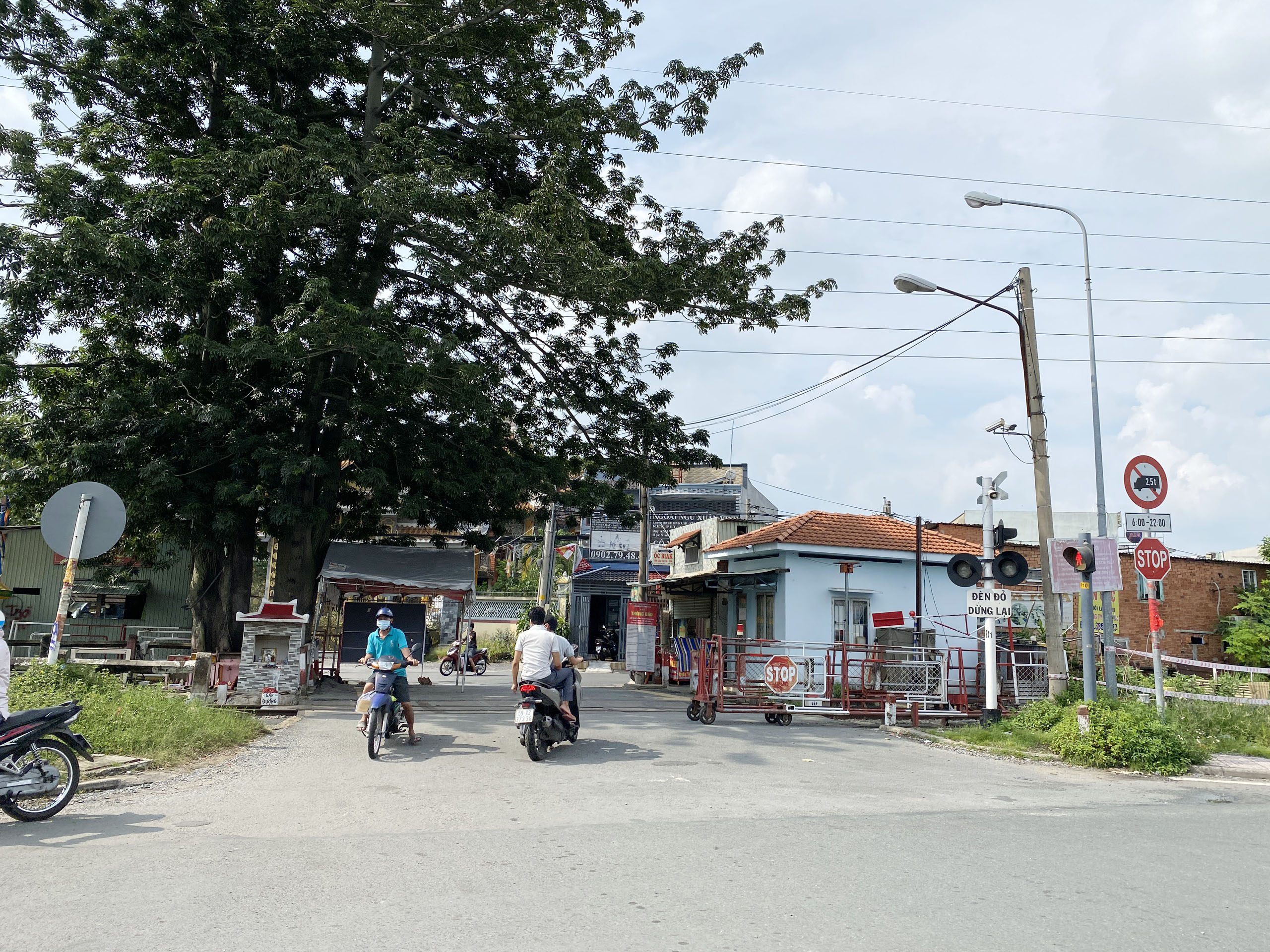 Sau tháo gỡ rào chắn, đường sá thông thoáng trở lại, không còn cảnh ngột ngạt “bít bùng” như trước.