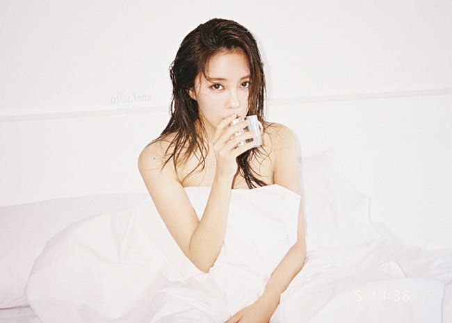 Dù tiết lộ lý do chụp ảnh để quảng bá cho album mới nhưng bộ ảnh quá nóng bỏng của&nbsp;Hyomin vẫn bị chỉ trích vì mang tính khoe thân, zoom cận vòng 1 của nữ ca sĩ.
