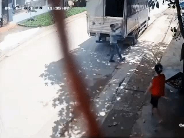 Thế giới xe - Xe máy phóng nhanh đâm thẳng vào đuôi xe tải đang đỗ bên đường