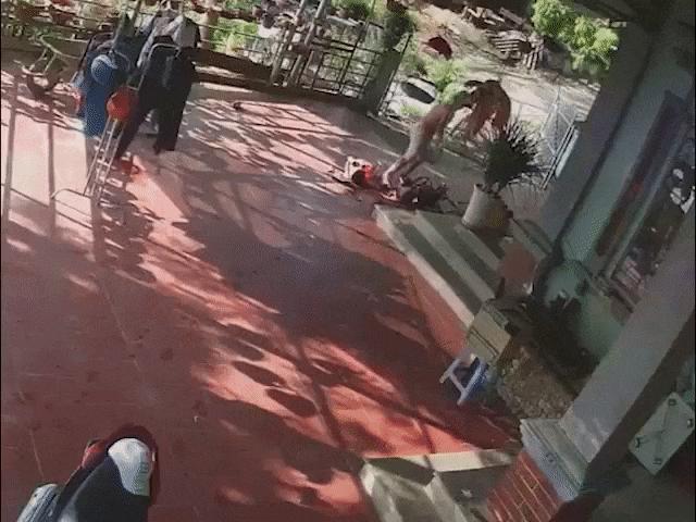 Xe máy - Xe đạp - Clip: Trốn cảnh sát xe máy lao thẳng vào nhà người lạ