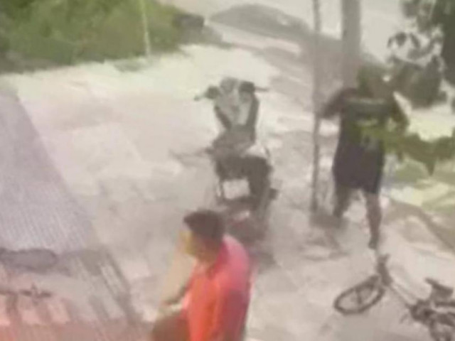 Tin tức trong ngày - Nam thanh niên ôm cột sắt bị điện giật tử vong