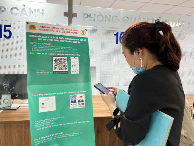 Clip: Hàng ngàn người ở TP HCM chen chân làm hộ chiếu mẫu mới - 5