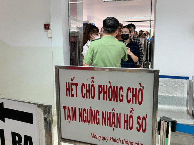 Clip: Hàng ngàn người ở TP HCM chen chân làm hộ chiếu mẫu mới - 8