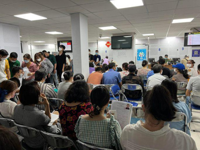 Clip: Hàng ngàn người ở TP HCM chen chân làm hộ chiếu mẫu mới - 6