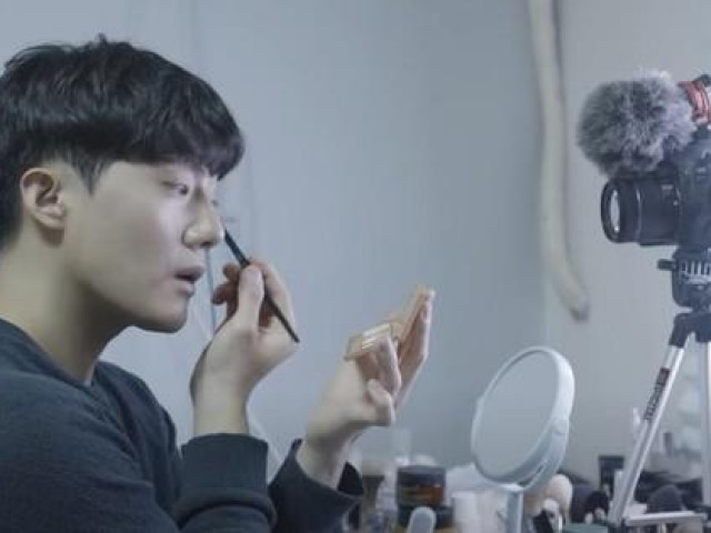 Bạn trẻ - Cuộc sống - Các chàng trai Hàn Quốc ngại để mặt mộc ra đường, mua mỹ phẩm ngày càng nhiều