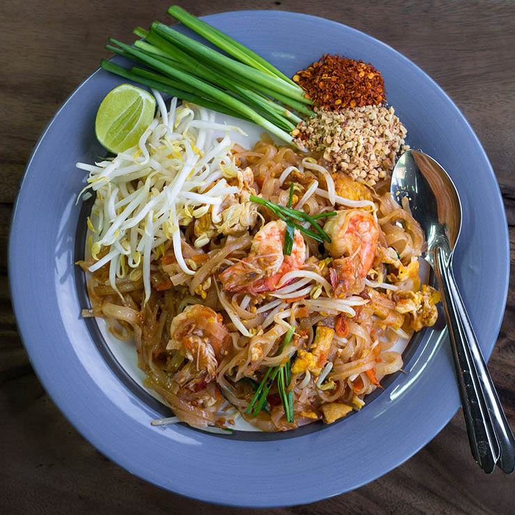  1. Pad Thai là món ăn hầu như du khách nào tới Thái Lan cũng đều không bỏ qua. Món này bao gồm mì sợi, rau, hải sản, thịt, giá đỗ, đậu phụ trộn với nước sốt me chua ngọt, tạo nên một hương vị rất đặc trưng.
