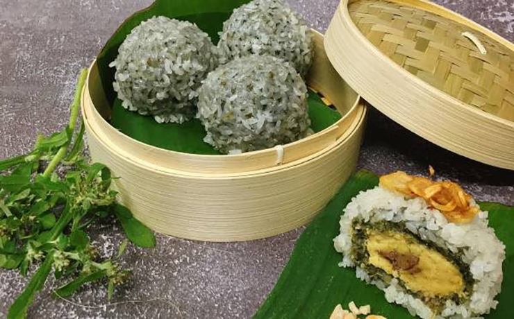 Trước đây, rau khúc mọc đầy vườn và đồng ruộng. Còn bây giờ nó trở thành thứ rau đặc sản được ưa chuộng ở thành phố
