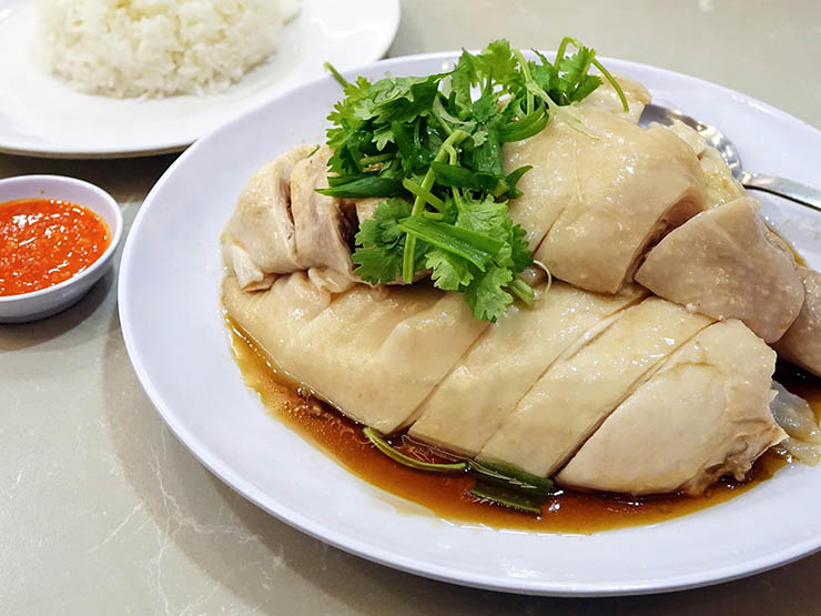 10. Khao Man Gai là món ăn khá đơn giản gồm cơm trắng và thịt gà, nhìn có vẻ đơn điệu nhưng khi cắn miếng thịt gà mọng nước, nước sốt chua cay ngọt đậm đà hương vị thì bạn sẽ không thể ngừng ăn được.
