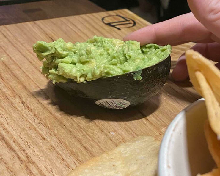 14. Nửa quả bơ nghiền với muối được dán nhãn là “guacamole”. Tin được không, nó có giá tới tận 8$ (186 nghìn đồng).
