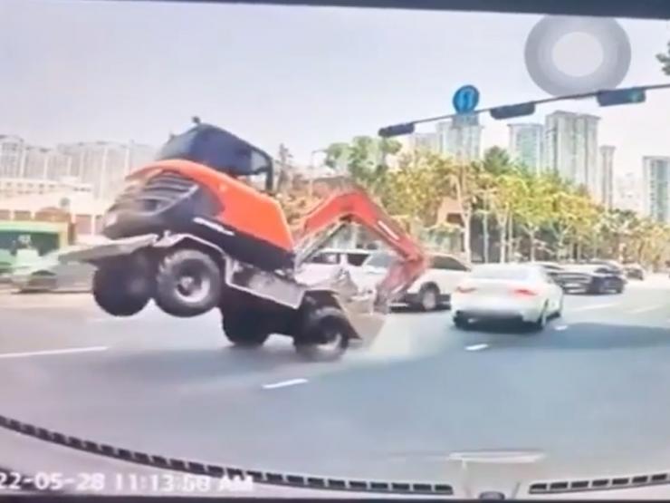 Ô tô - Clip: Máy xúc phanh "chổng vó" khi ô tô dừng đột ngột