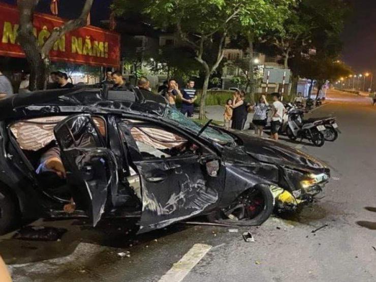 Tin tức trong ngày - Ô tô con nát bét sau khi tự tông vào bùng binh, 2 người nhập viện