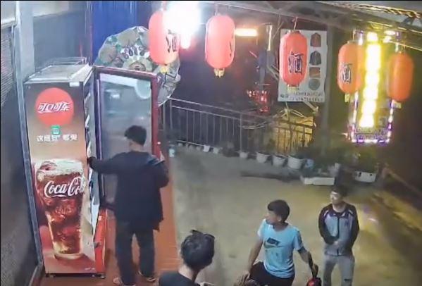 Chủ cửa hàng quên khóa tủ nước giải khát, hôm sau phát hiện cảnh tượng đáng khen ngợi - 1