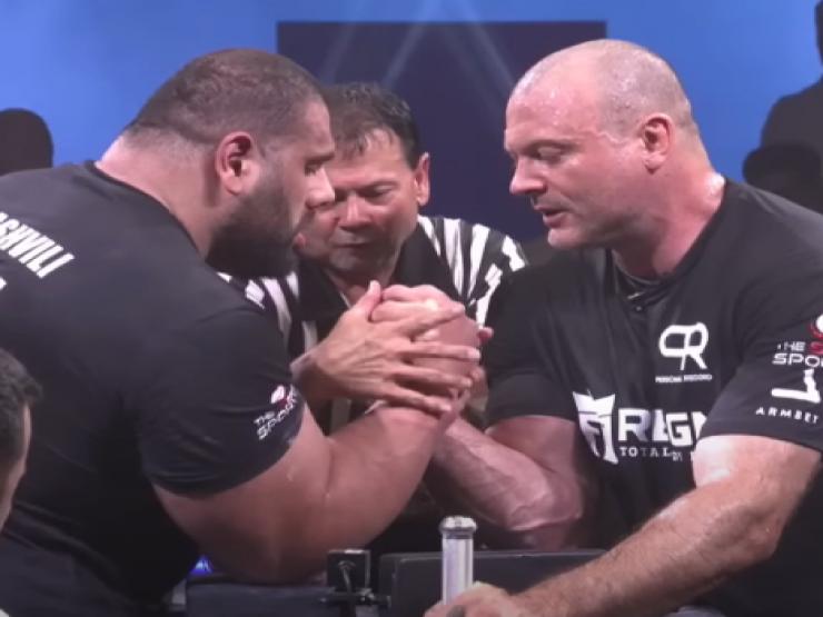 Thể thao - Choáng "Vua vật tay" thế giới thua lực sĩ 180kg với tỷ số 0-6