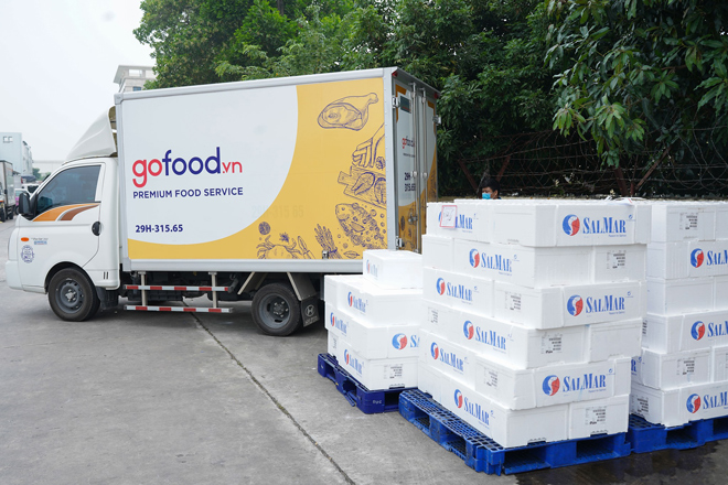 Xe lạnh của Gofood đón chuyến cá hồi Na Uy tại sân bay. 