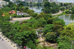 Kinh doanh - Cận cảnh công viên bị bỏ hoang nơi đất vàng Hà Nội