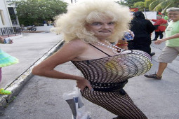 Tranh vui - Muôn kiểu thời trang bá đạo không bao giờ sợ "đụng hàng" khi xuống phố